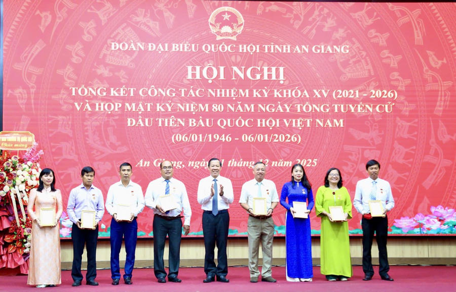 Nhiều tập thể, cá nhân nhận Kỷ niệm chương “Vì sự nghiệp Quốc hội Việt Nam và Bằng khen của Chủ tịch UBND tỉnh vì đóng góp nổi bật trong công tác ĐBQH tỉnh An Giang.