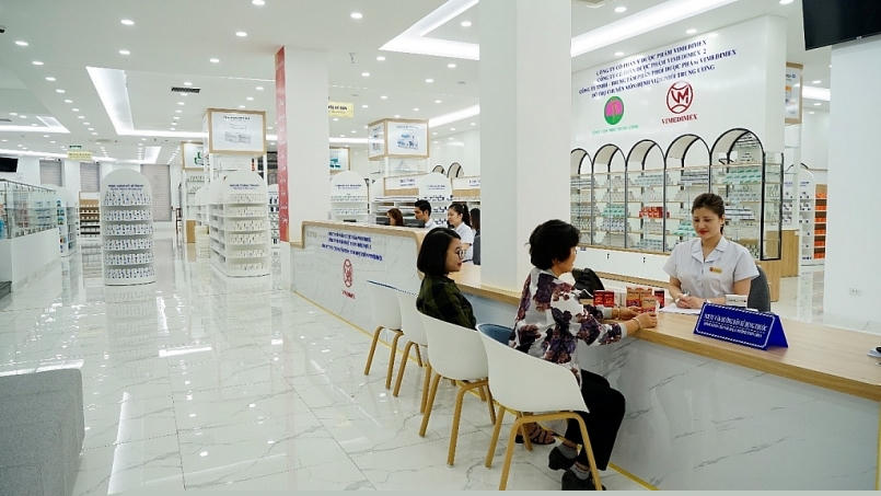 Dược sĩ tư vấn sử dụng thuốc cho khách hàng tại TTPP Thuốc