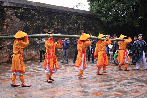 Cây tre được chọn phải cao lớn, thẳng đều và đẹp dùng để dựng nêu.