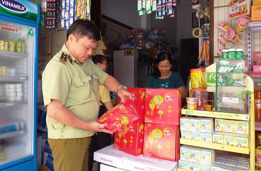 Đoàn kiểm tra cơ sở kinh doanh bánh Trung thu tại Thị trấn Nguyên Bình.