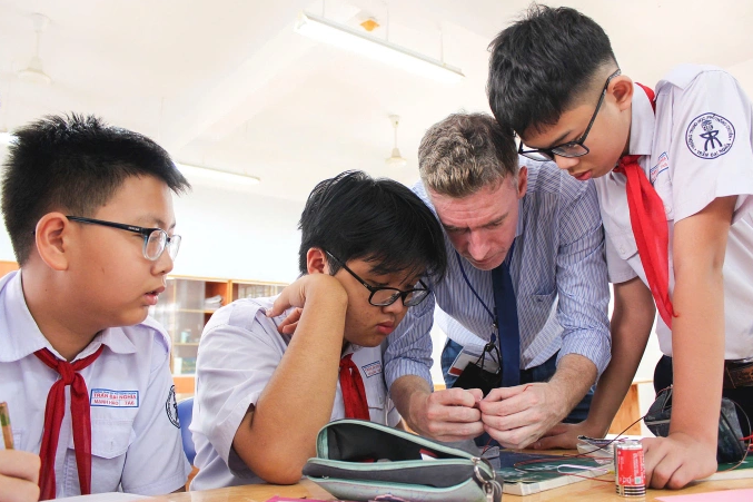 Một tiết khoa học bằng tiếng Anh của học sinh lớp 7, trường THPT chuyên Trần Đại Nghĩa, TP HCM. Ảnh: EMG