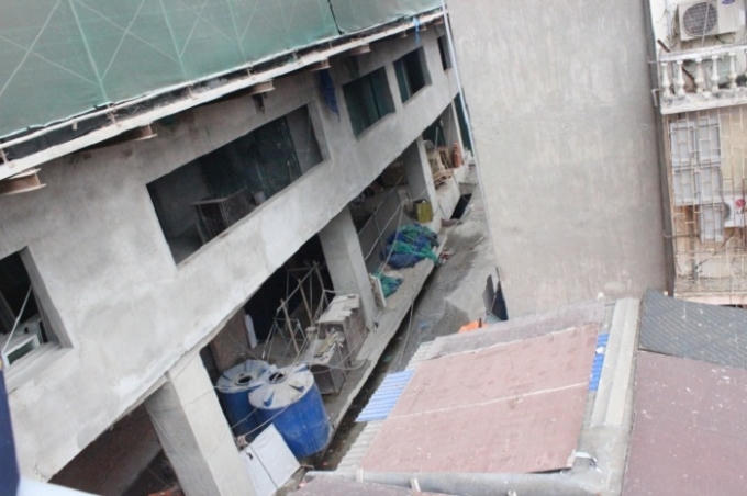 Công trình đang phá dỡ nằm ngay trên nóc nhà dân.