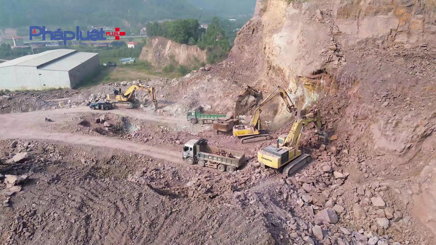 Thời điểm phóng viên ghi nhận có đến 4 và 5 chiếc máy xúc cỡ lớn hoạt động hết công suất múc đất lên các xe tải cỡ lớn để chở đi tiêu thụ.