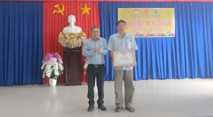 Khen thưởng các tập thể, cá nhân