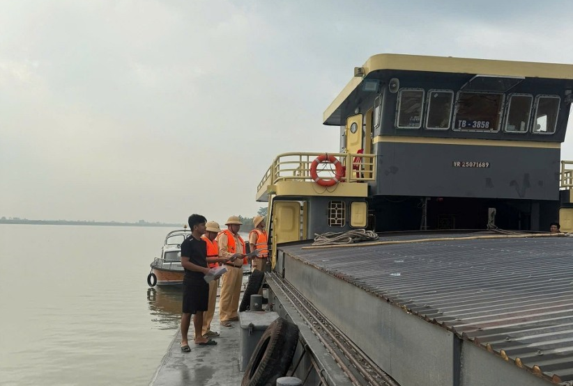 Phòng Cảnh sát giao thông, Công an tỉnh Hà Nam tăng cường công tác tuyên truyền, vận động các phương tiện gắn thiết bị bơm, hút và vận chuyển cát vận chuyển cát, sỏi, đá trên các tuyến sông thuộc địa bàn quản lý.  Ảnh: Công an Hà Nam.