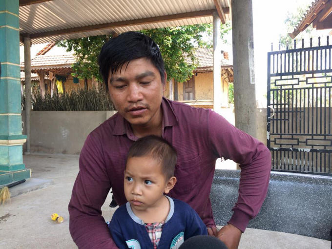 Trưởng thôn làng Kleng – A Toanh trao đổi với phóng viên.