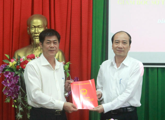 Phó Bí thư Tỉnh ủy, Chủ tịch UBND tỉnh Phạm Ngọc Nghị trao Quyết định bổ nhiệm cho đồng chí Nguyễn Hoàng Giang  (bìa trái). Ảnh: Báo Đắk Lắk điện tử
