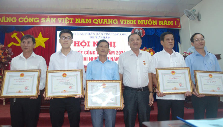 Ông Vưu Nghị Bình - Giám đốc Sở Tư pháp Bạc Liêu, tặng Bằng khen của Chủ tịch UBND tỉnh cho cá nhân có thành tích xuất sắc trong công tác Tư pháp tỉnh Bạc Liêu năm 2024.
Ông Vưu Nghị Bình - Giám đốc Sở Tư pháp Bạc Liêu, tặng Bằng khen của Chủ tịch UBND tỉnh cho cá nhân có thành tích xuất sắc trong công tác Tư pháp tỉnh Bạc Liêu năm 2024.