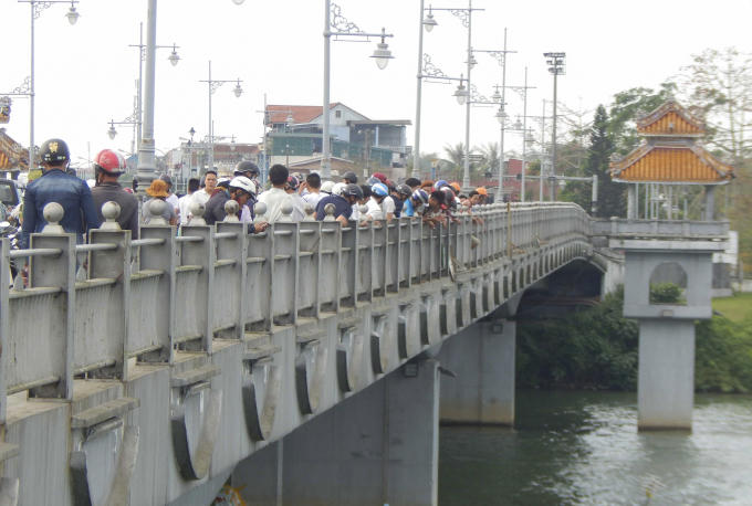 Nhiều người dân hiếu kì tập trung theo dõi sự việc.