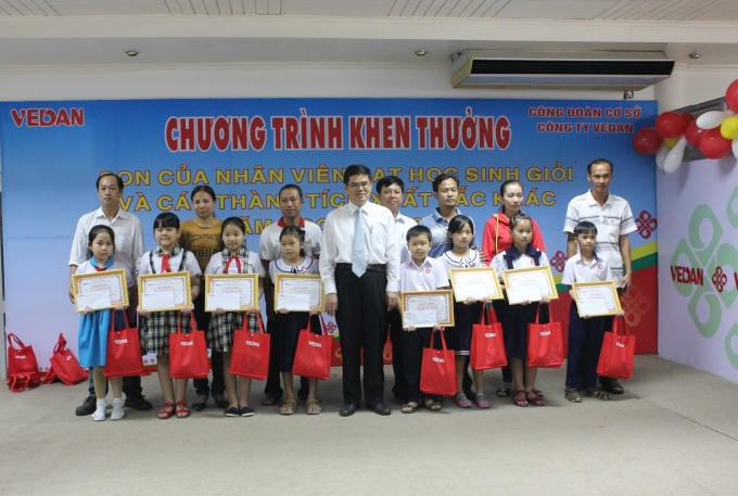 Ông Ko Chung Chih (đứng giữa) - Phó Tổng Giám đốc Vedan Việt Nam trao thưởng cho các em.