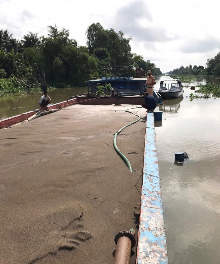 Liên tiếp bắt giữ phương tiện vận chuyển cát trái phép trên sông tại Đồng Tháp