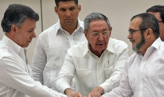 Thủ lĩnh FARC Timoleon Jimenez (phải) và Tổng thống Colombia Juan Manuel Santos (trái), Chủ tịch Cuba Raul Castro (giữa) tại lễ ký kết thỏa thuận hòa bình ở La Habana. (Nguồn: AFP)