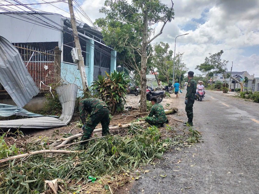 UBND các xã, phường đã khẩn trương huy động lực lượng hỗ trợ người dân khắc phục hậu quả.