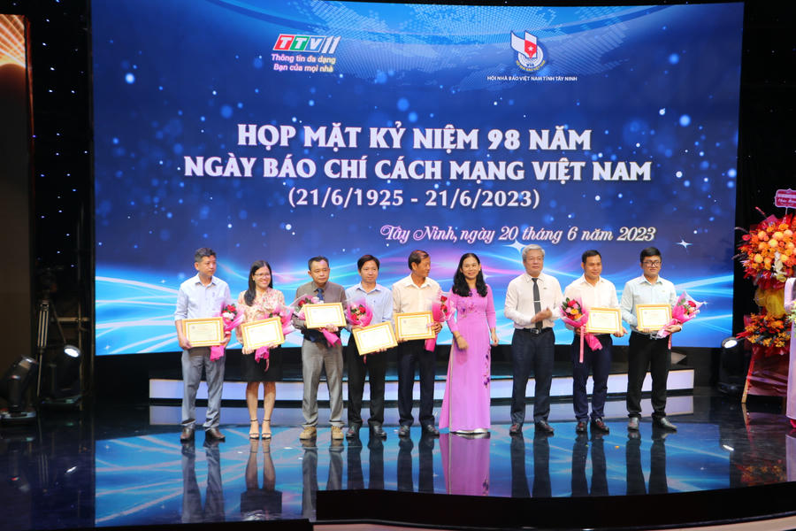 Hội Nhà báo Việt Nam tỉnh trao giải báo chí tỉnh Tây Ninh lần thứ 22 năm 2023 cho tập thể và cá nhân xuất sắc.