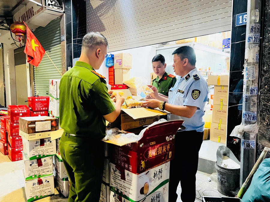 Lực lượng Cảnh sát kinh tế CATP Hà Nội phối hợp với các đơn vị chức năng kiểm tra các cơ sở kinh doanh trên địa bàn xã La Phù