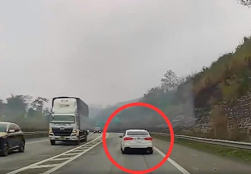 Hình ảnh tài xế điều khiển quay đầu gây nguy hiểm trên cao tốc. Ảnh cắt từ clip.
