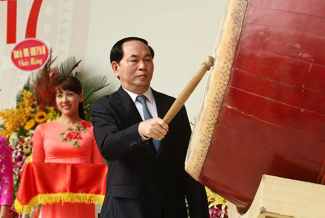 Chủ tịch nước Trần Đại Quang đánh trống khai giảng năm học 2017- 2018. (Ảnh: Mai Châm)