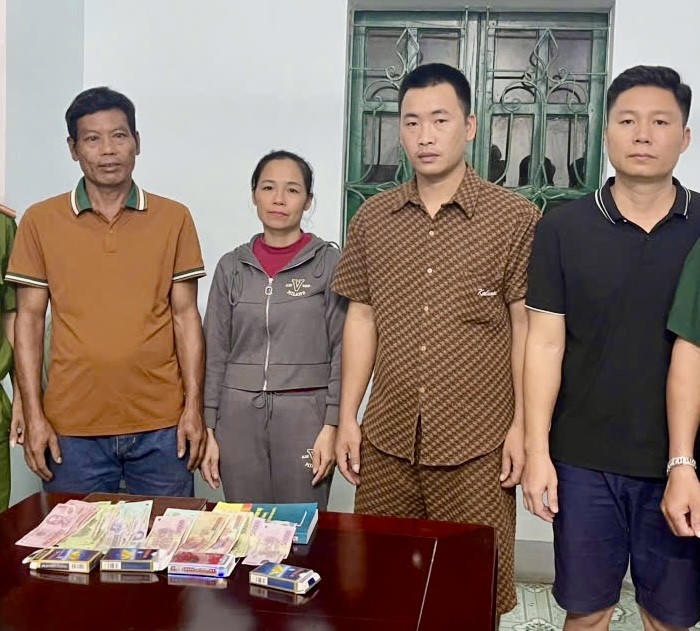 4 đối tượng đang đánh bạc tại quán cà phê - Ảnh Công an Hà Tĩnh.