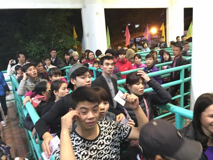 Dòng người xếp hàng chật cứng chờ lên cáp treo giờ cao điểm.