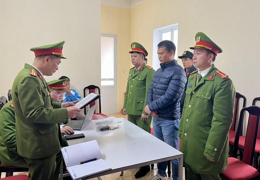 Cơ quan Cảnh sát điều tra thi hành quyết định khởi tố bị can đối với Nguyễn Thế Trịnh.
(Ảnh Công an Hà Giang).