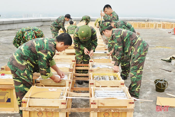 Công tác lắp đặt, đấu nối các giàn pháo tại điểm bắn tầng 15, tòa nhà BMC Hà Tĩnh. (Ảnh Báo Hà Tĩnh)