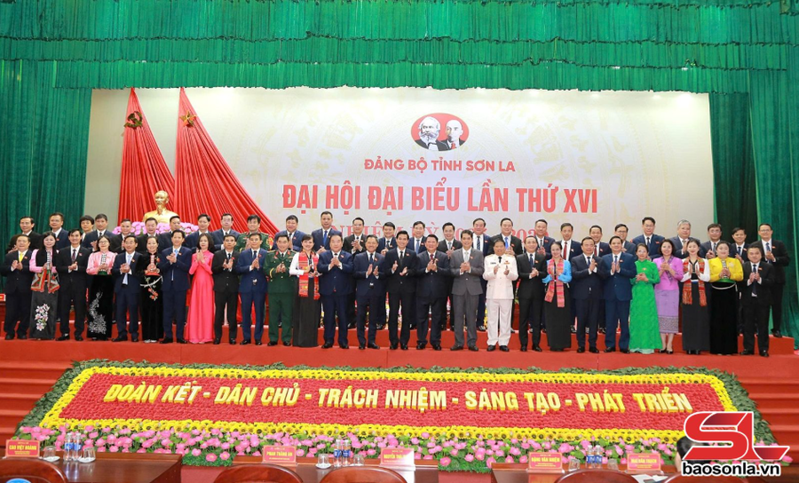 Ban Chấp hành Đảng bộ tỉnh Sơn La khóa XVI, nhiệm kỳ 2025 - 2030 ra mắt Đại hội. Ảnh: Báo Sơn La