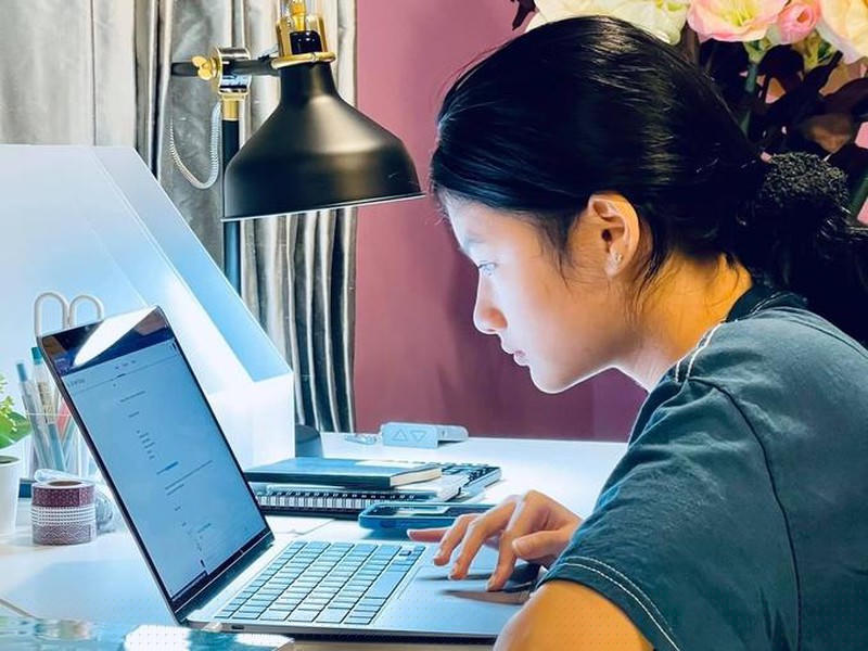 Trần Bảo Sơn bố trí góc học tập thoáng đãng, nhiều ánh sáng cho con.
