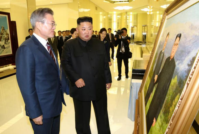 Tổng thống Hàn Quốc Moon Jae-in cùng lãnh đạo Bắc Triều Tiên Kim Jong Un ngắm bức tranh vẽ hai hà lãnh đạo.