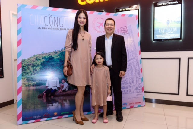 Hoa hậu Trần Thị Quỳnh quyết định đưa Cherry tham dự sự kiện bởi cô muốn được cùng cô bé thưởng thức một bộ phim về tình cha con. Hoa hậu Trần Thị Quỳnh cũng được nhận xét là làng gày càng đẹp.