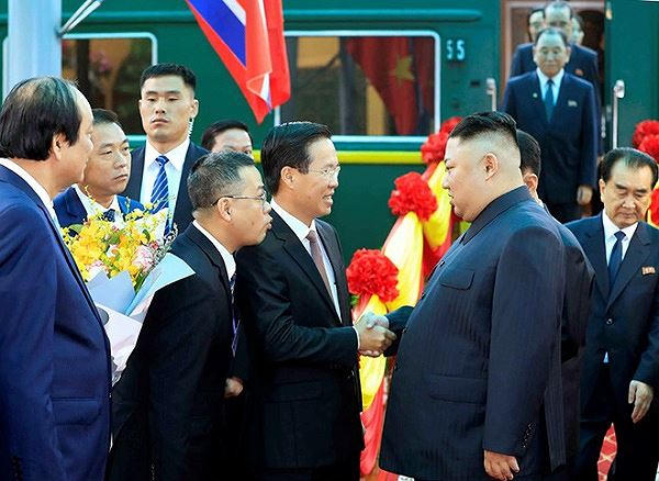 Ủy viên Bộ Chính trị, Trưởng Ban Tuyên giáo TW Võ Văn Thưởng đón Chủ tịch Kim Jong Un (bên phải) tại ga Đồng Đăng.