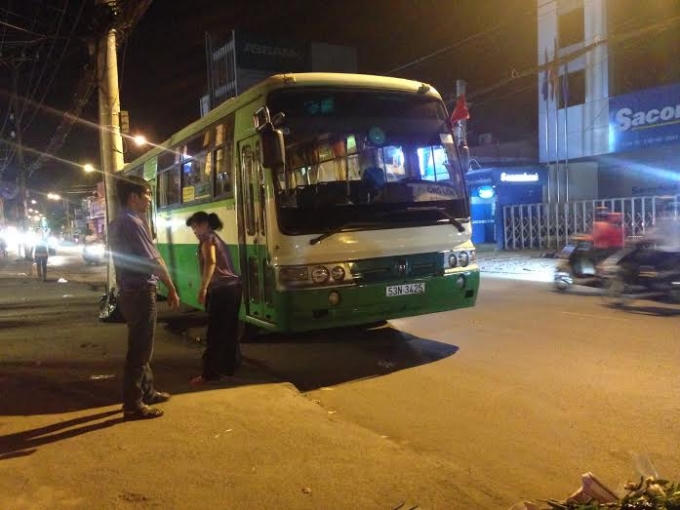 Cô gái thoát chết kỳ diệu dưới bánh xe buýt.