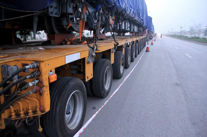 Lô hàng được tập kết tại đường Văn Phú, quận Hà Đông (Hà Nội). Một nửa phần đường bị thu hẹp để dành chỗ đỗ tạm thời cho tàu.