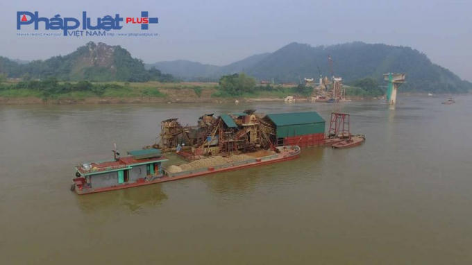 Điểm khai thác cách mố cầu Bình Ca khoảng 50 mét. (Ảnh: Tiến Vũ)