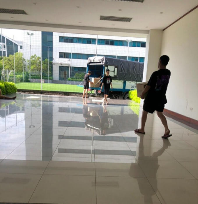 Công an quận Bắc Từ Liêm tiến hành thả hơn 400 thùng sữa trong tổng số 850 thùng sữa của Công ty TNHH sản xuất và thương mại quốc tế CIO bị bắt do có dấu hiệu về vi phạm nhãn mác và chất lượng.