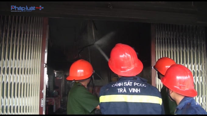 Tr&agrave; Vinh: Ch&aacute;y 2 căn nh&agrave; thiệt hại gần 2 tỷ đồng