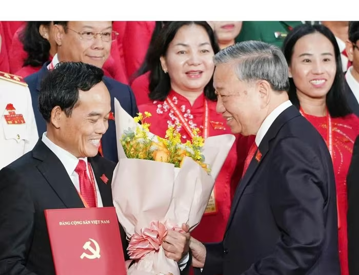 Tổng Bí thư Tô Lâm tặng hoa chúc mừng Bí thư Thành ủy TPHCM Trần Lưu Quang. Ảnh: chinhphu.vn