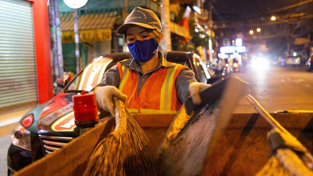 Công việc đòi hỏi các công nhân thường xuyên phải thức khuya, dậy sớm. 