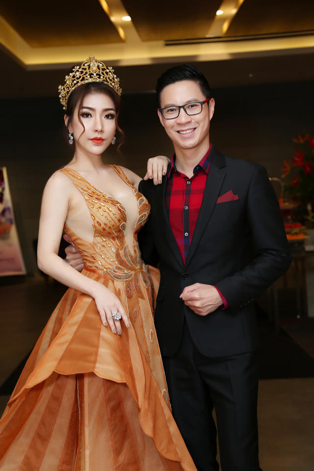 MC Anh Quân chụp ảnh cùng Y Nhung.