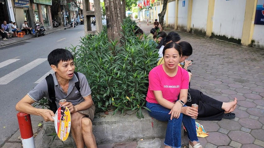 Phụ huynh ngồi đợi thí sinh dự thi môn Ngữ văn.