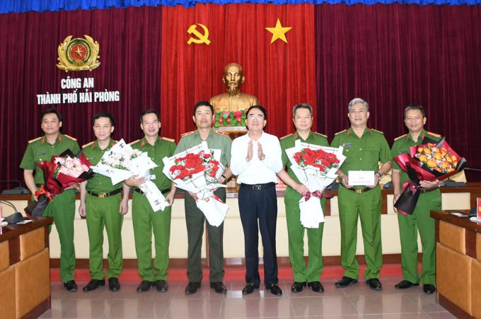 Phó chủ tịch UBND TP Lê Khắc Nam khen thưởng Công an TP Hải Phòng.