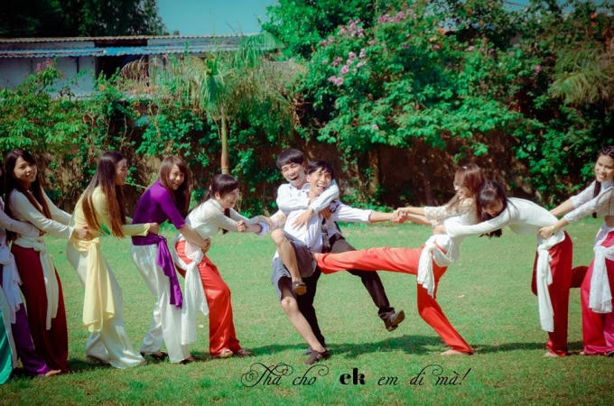 Đồng thời cũng l&agrave; lời tri &acirc;n gửi gắm đến thầy c&ocirc; với bao x&uacute;c cảm dạt d&agrave;o. Cảm ơn thầy c&ocirc;, ng&ocirc;i trường, bạn b&egrave; đ&atilde; nu&ocirc;i dưỡng, chắp c&aacute;nh cho những ước mơ, trang bị h&agrave;nh trang tri thức vững chắc v&agrave;o đời. Ảnh: Ho&agrave;ng Dũng.