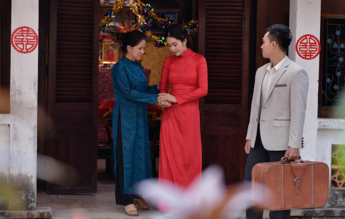 Vốn xuất thân từ miền Tây sông nước, khung cảnh trong những bức hình được chụp lại cũng đầy bình dị và nên thơ, cho thấy dường như sau tất cả, Nam Em cũng đã tìm được bến đỗ của mình và có cuộc sống lặng lẽ hơn.
