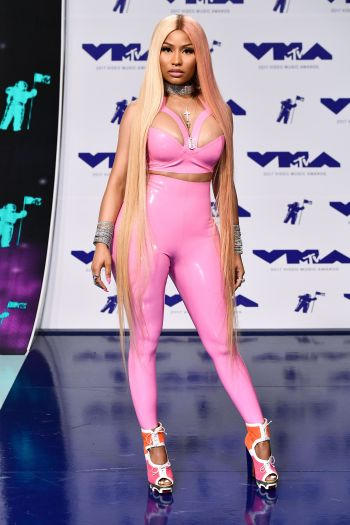 Nữ rapper Nicki Minaj đốt mắt với màu hồng thương hiệu. Ảnh: Variety.com & Vulture.com