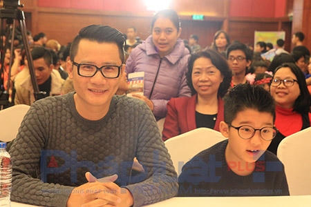"Với tư cách cá nhân, Bách thấy các bạn đang có một cuộc sống rất đẹp, càng tìm hiểu càng thấy rất phong phú, một nét văn hóa rất sâu sắc, riêng biệt. T rước đây Bách cứ nghĩ, những trẻ em bị khiếm thính sẽ là một thiệt thòi, nhất là đối với những người làm công việc có niềm đam mê bắt nguồn từ việc nghe bằng âm nhạc như Bách, nhưng lấy của ta đi thứ này sẽ bù lại cho ta một thứ khác, và sự phát triển về tâm hồn, văn hóa của người điếc là một điều rất đẹp, rất hay, ý nghĩa". Ảnh: Loan Bảo.