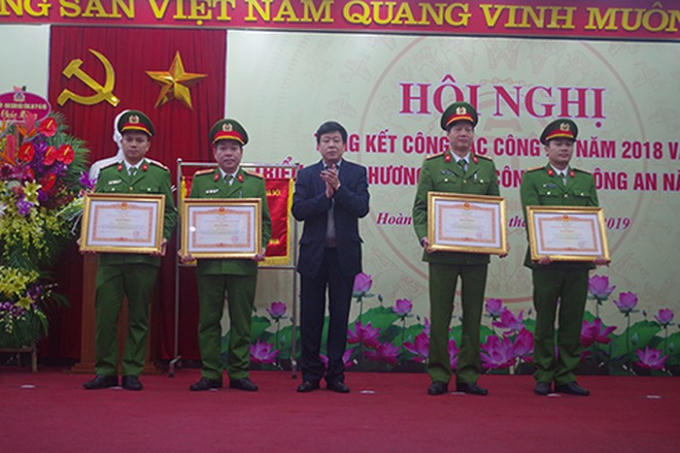 Những bằng khen, giấy khen của các cấp lãnh đạo khen thưởng tập thể, CBCS CAQ Hoàn Kiếm đã phần nào ghi nhận đóng góp của chiến sỹ công an thầm lặng trên trận tuyến bảo vệ an ninh tổ quốc.