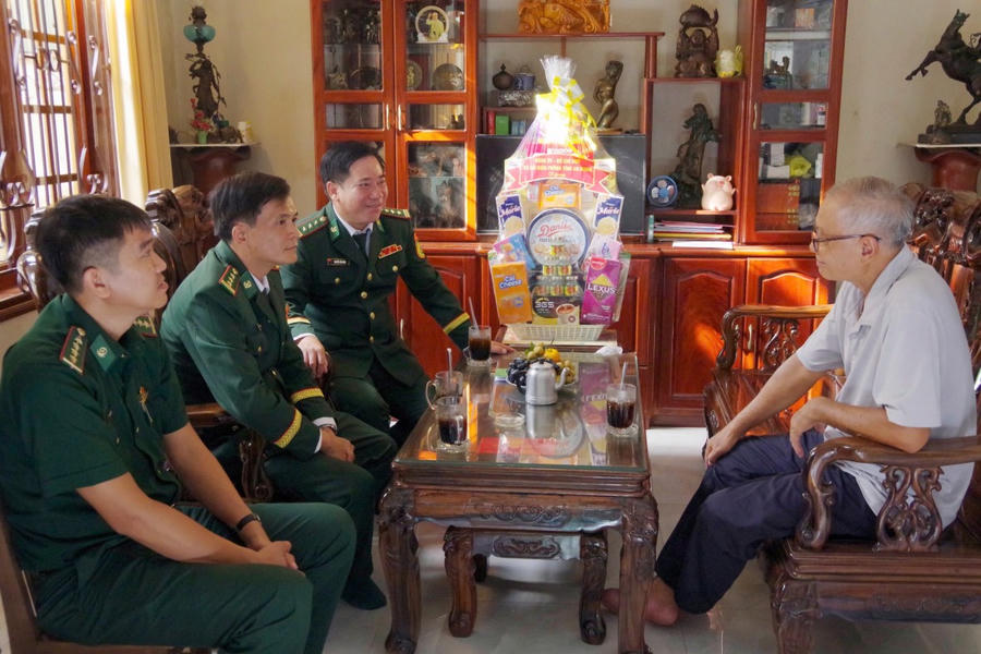 Thăm, tặng quà ông Võ Văn Lâm (nguyên Chính ủy BĐBP tỉnh An Giang)
