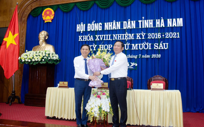 Đồng chí Phạm Sỹ Lợi, Phó Bí thư tỉnh ủy, Chủ tịch HĐND tỉnh chúc mừng ông Trần Xuân Dưỡng được HĐND tỉnh bầu giữ chức Phó Chủ tịch UBND tỉnh Hà Nam.