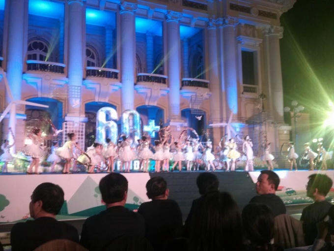 Hoạt động bắt đầu bằng tiết mục múa hát