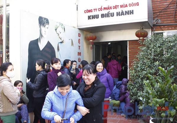Công nhân vui mừng đến nộp đơn chấm dứt hợp đồng lao động với Công ty sau khi nhận thông báo được hưởng quyền lợi chính đáng khi di dời nhà máy.
