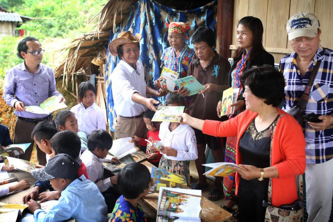 Nhóm 4 thầy cô cùng các nhà hảo tâm tặng tủ sách nâng cao kiến thức cho bà con dân tộc Chứt.